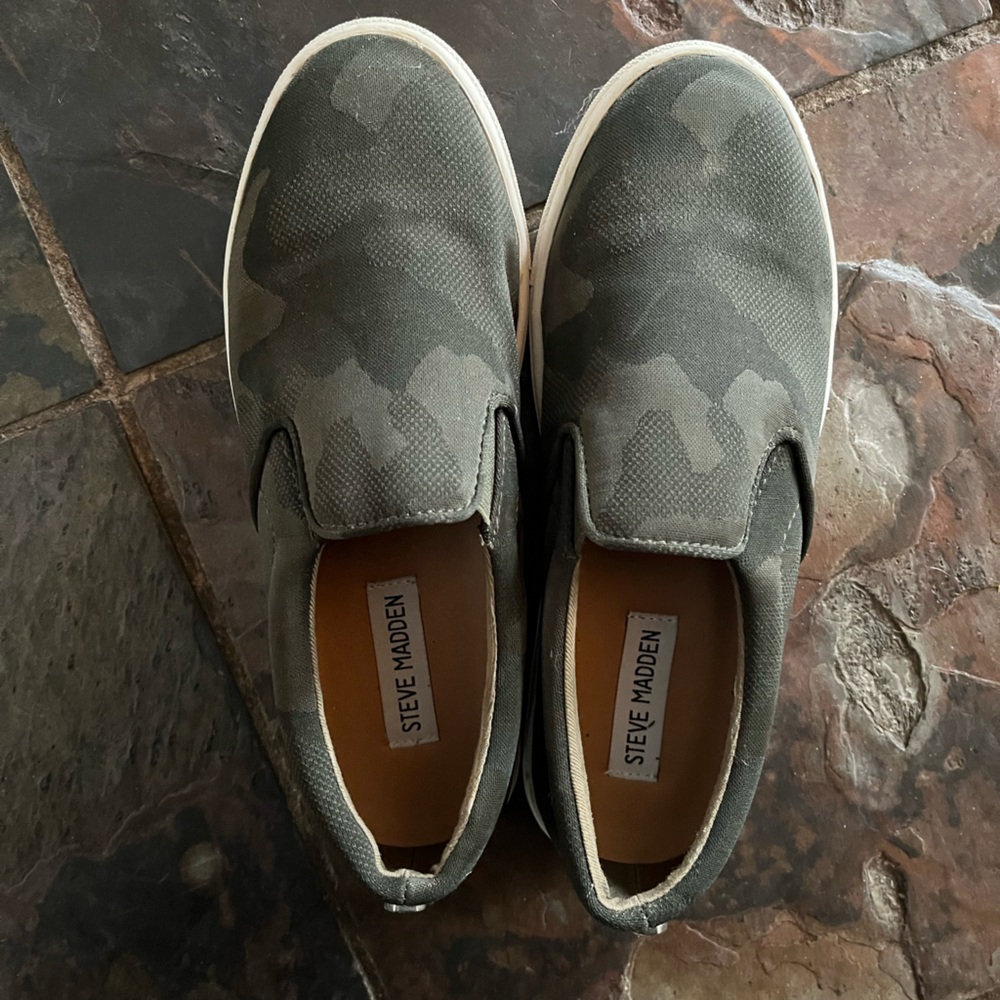 Steve Madden Green Camouflage Slip-Ons